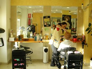 Kana'sh Peluqueros peluquera cortando cabello